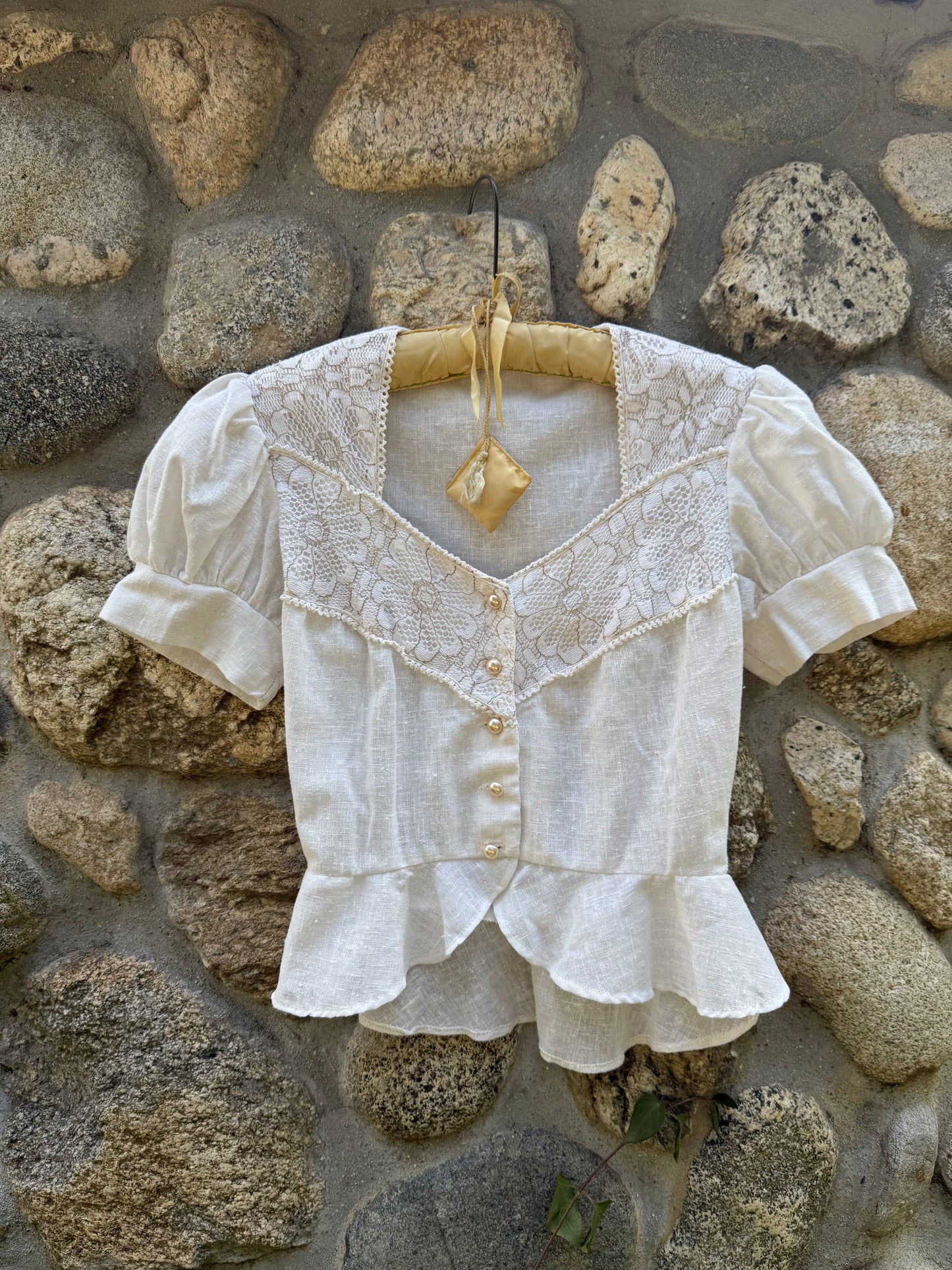 1970s Linen Crochet Pearl Button Front Puff Sleeve Blouse