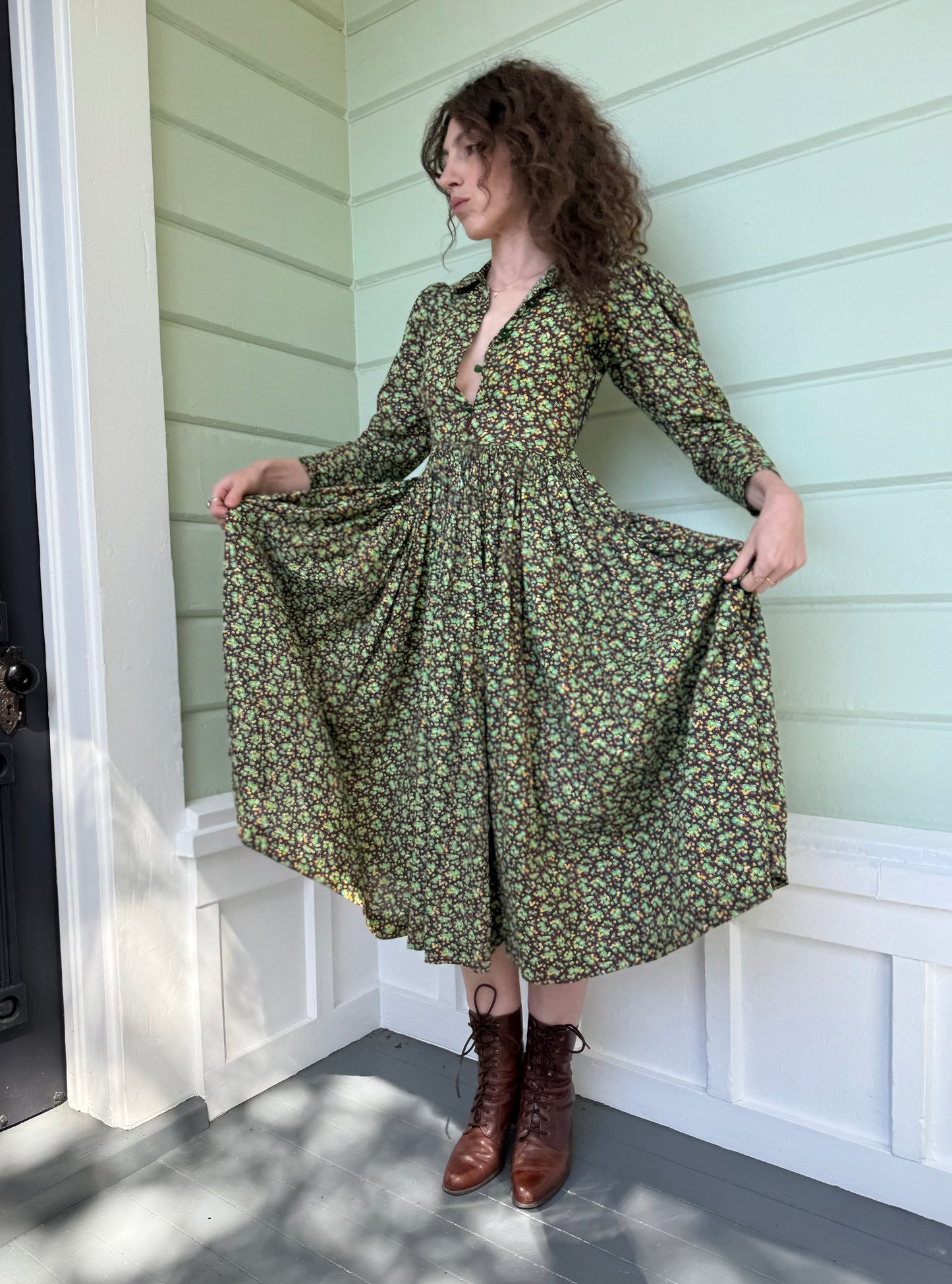 1940s Green Feedsack Floral Cotton Puff Sleeve Dress with Glass Buttons