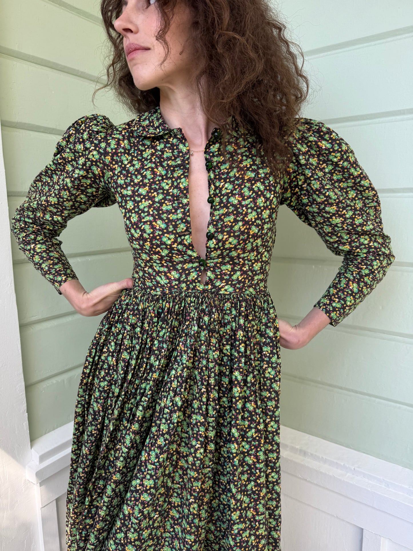 1940s Green Feedsack Floral Cotton Puff Sleeve Dress with Glass Buttons