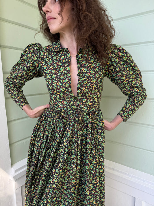 1940s Green Feedsack Floral Cotton Puff Sleeve Dress with Glass Buttons