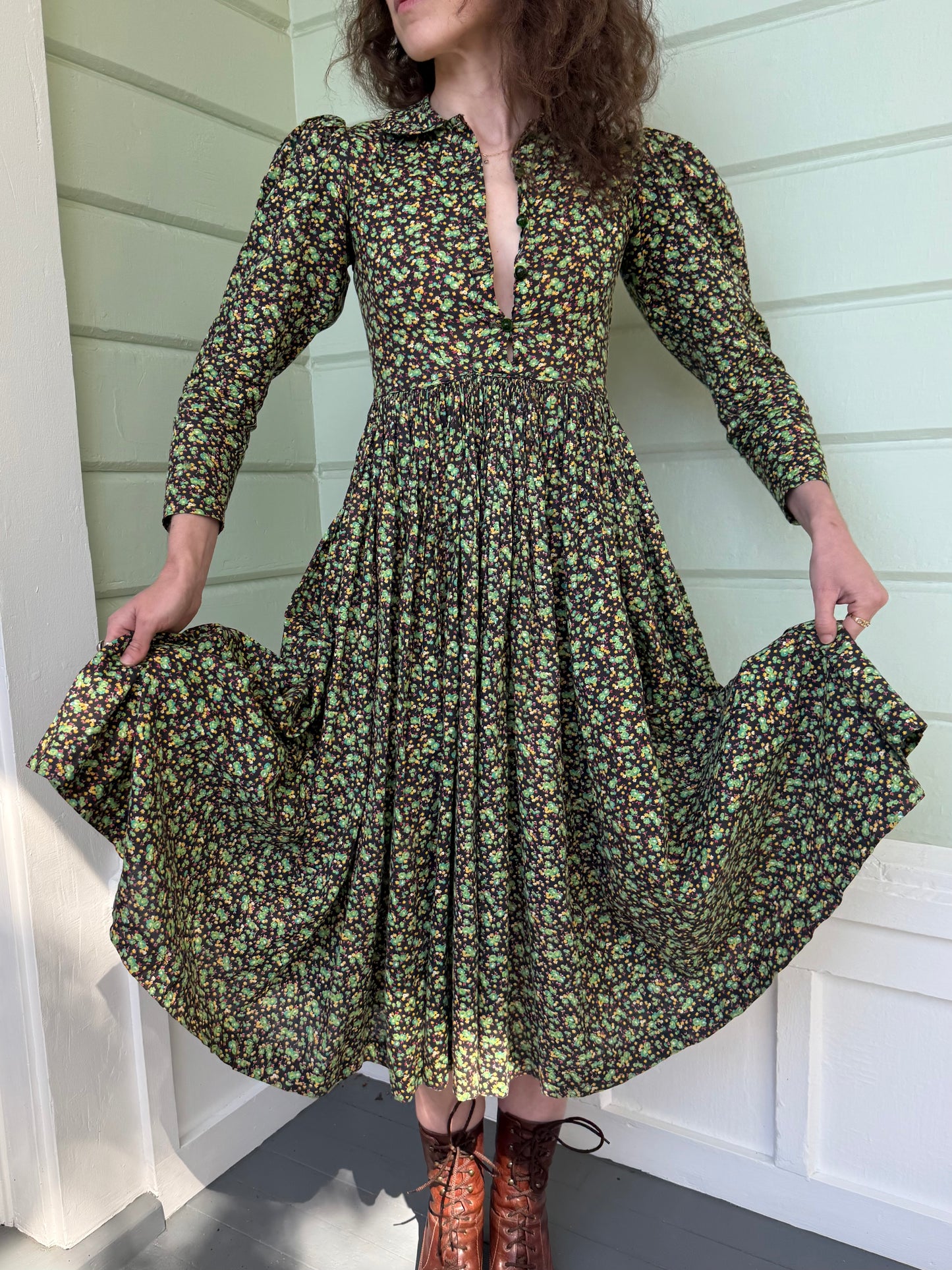 1940s Green Feedsack Floral Cotton Puff Sleeve Dress with Glass Buttons