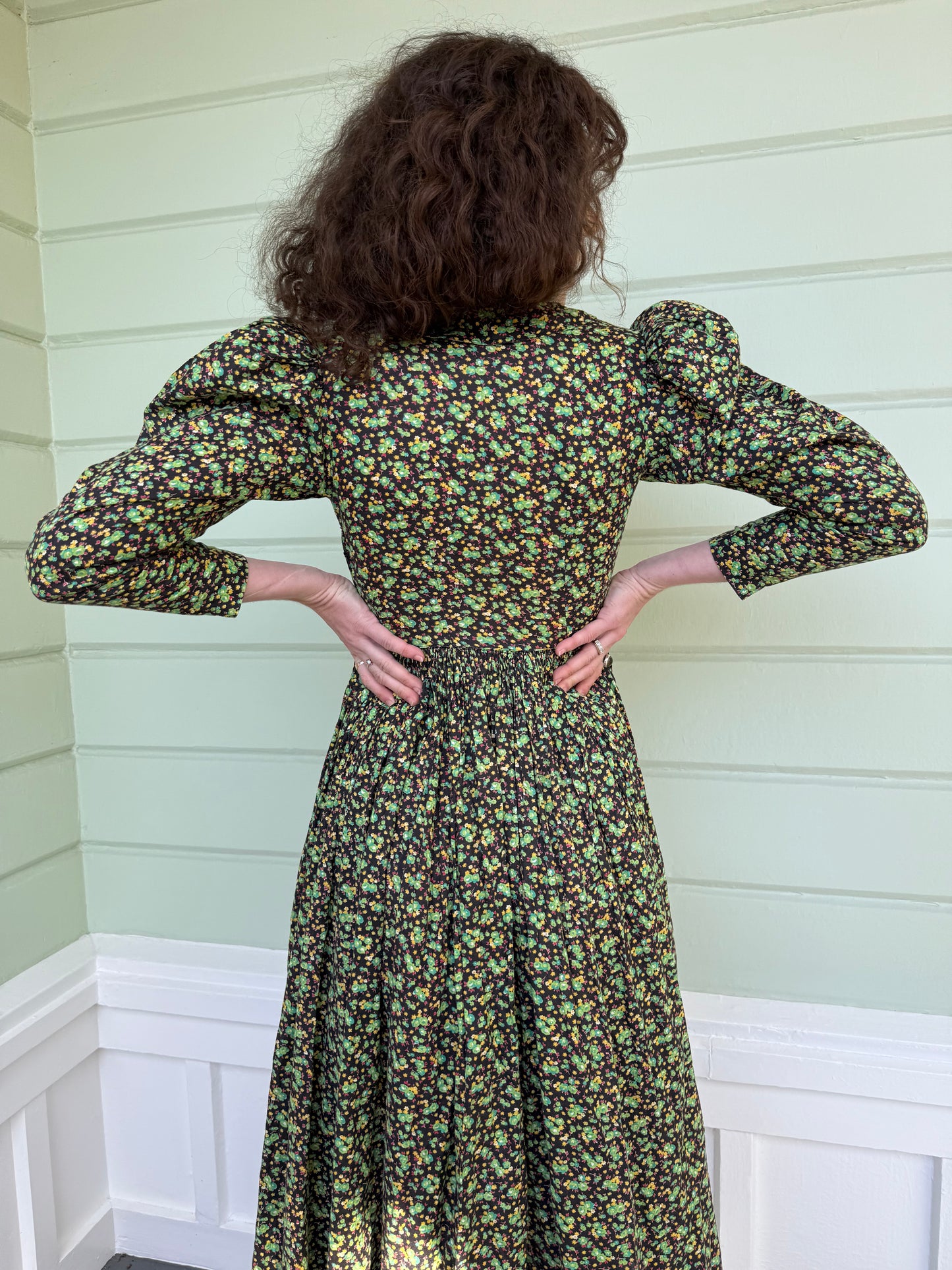 1940s Green Feedsack Floral Cotton Puff Sleeve Dress with Glass Buttons