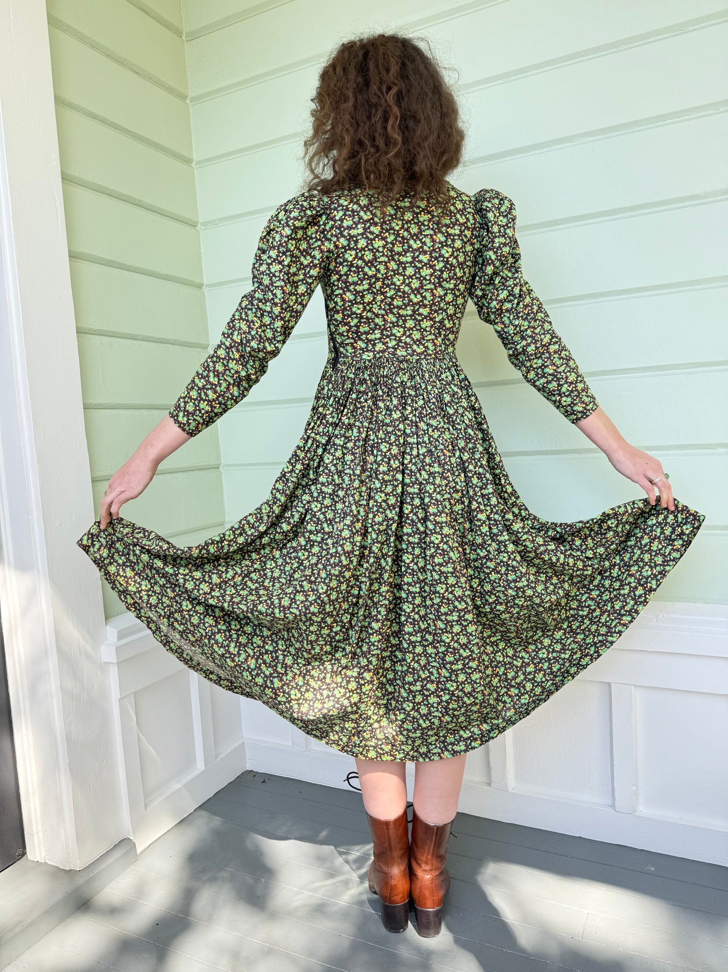 1940s Green Feedsack Floral Cotton Puff Sleeve Dress with Glass Buttons