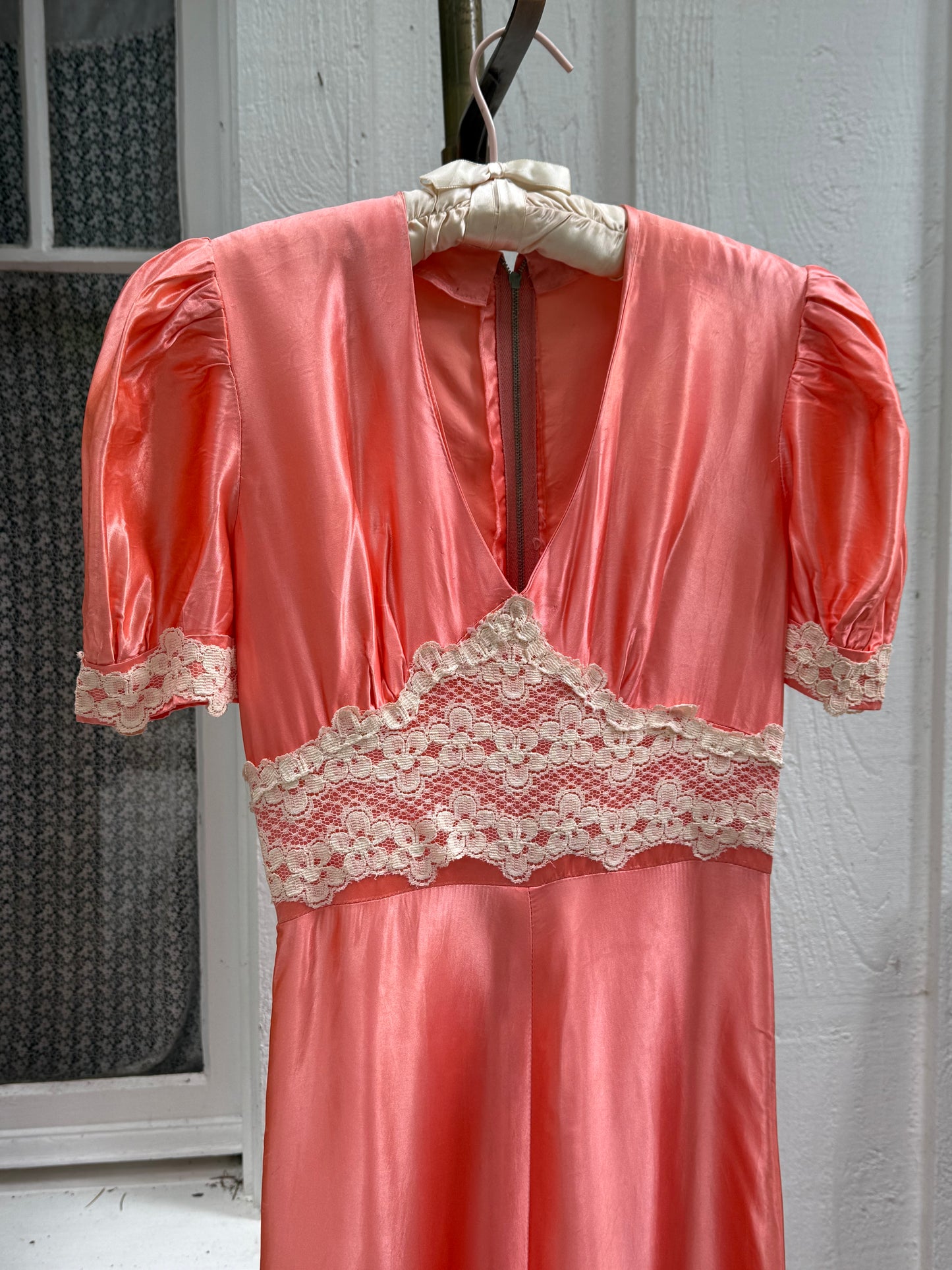 1940s Peach Lace Trimmed Puff Sleeve Gown