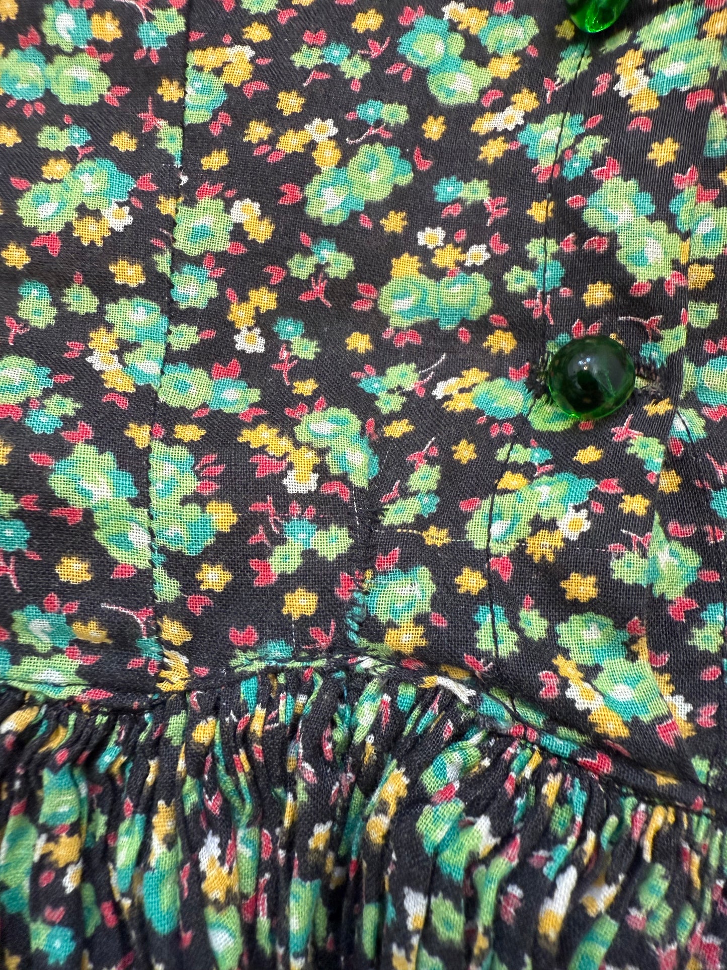 1940s Green Feedsack Floral Cotton Puff Sleeve Dress with Glass Buttons