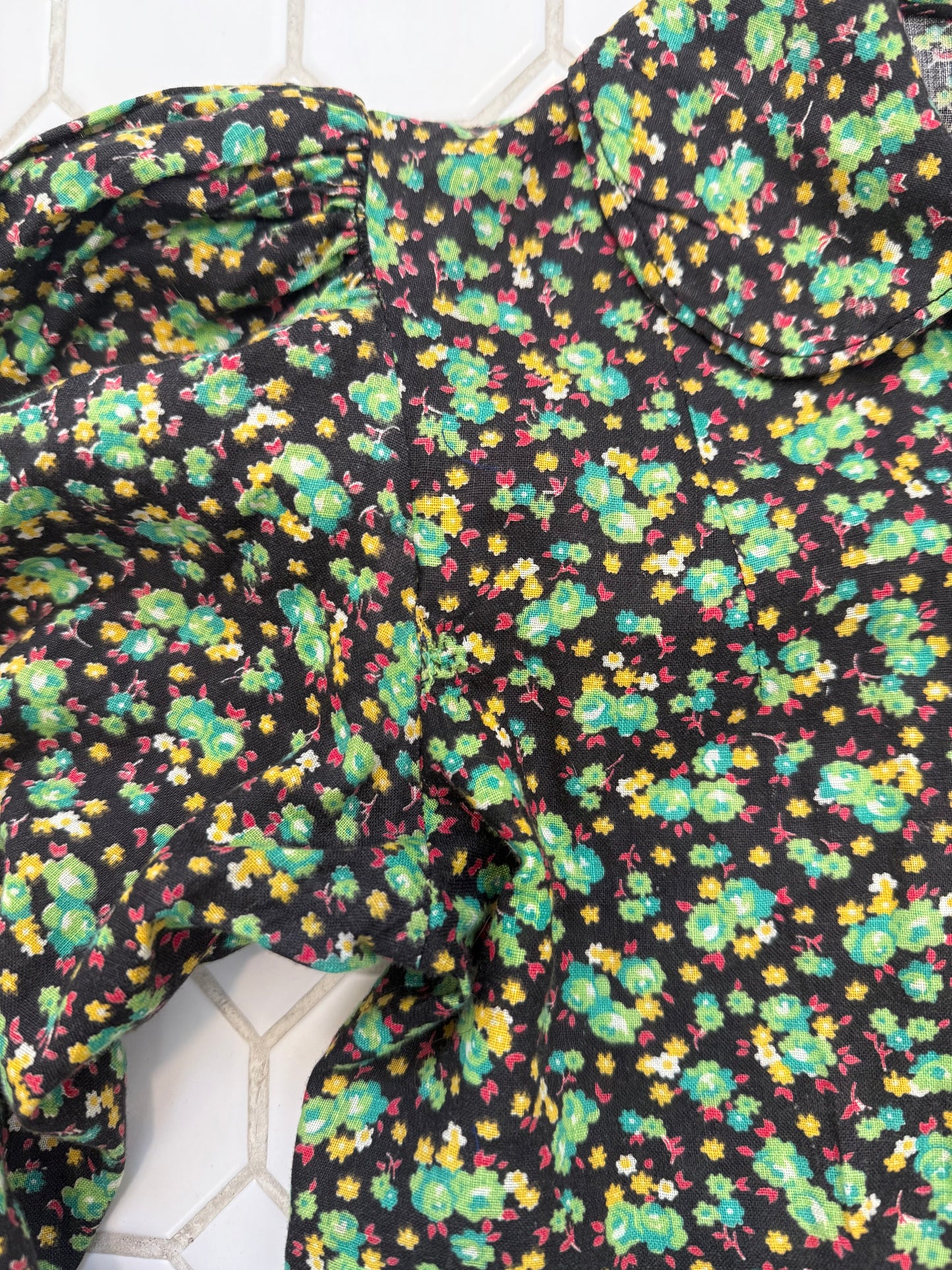 1940s Green Feedsack Floral Cotton Puff Sleeve Dress with Glass Buttons