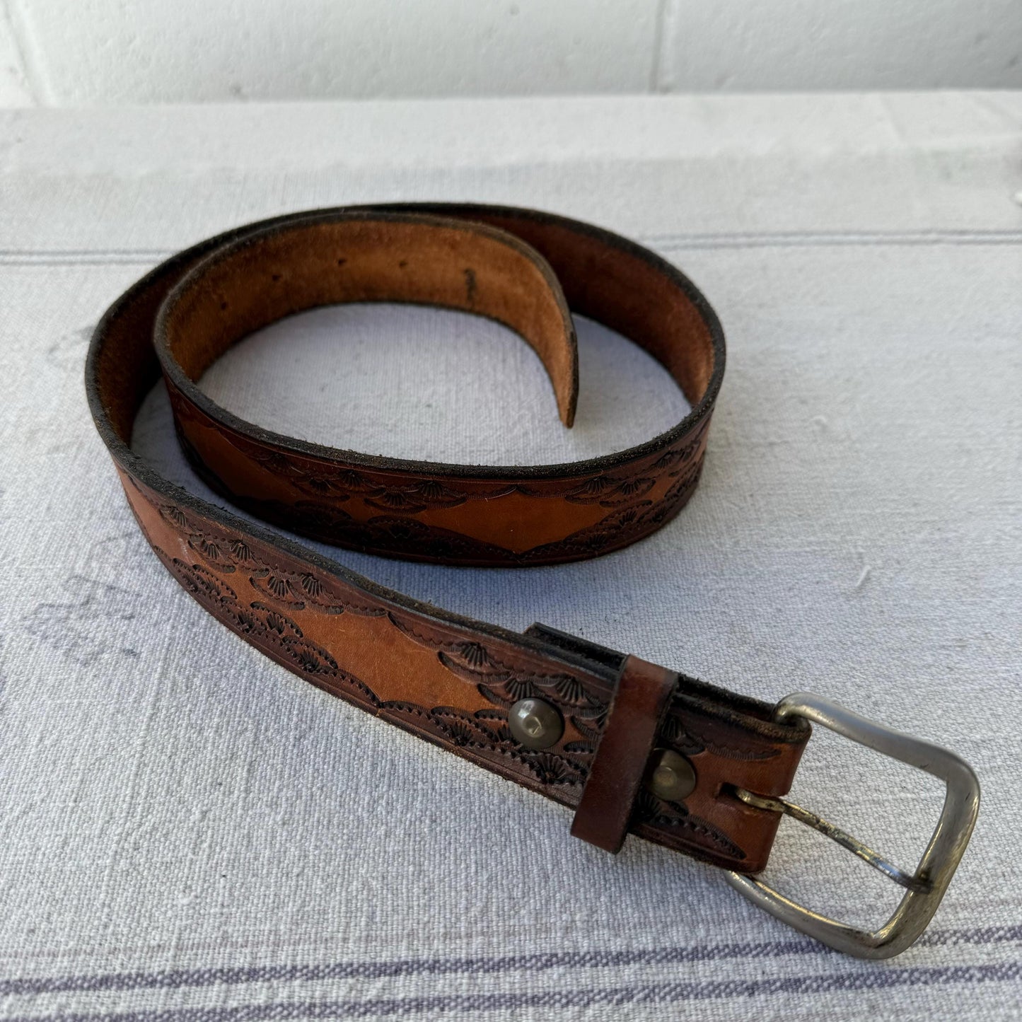 1970s Tooled Brown Leather Belt sz.34
