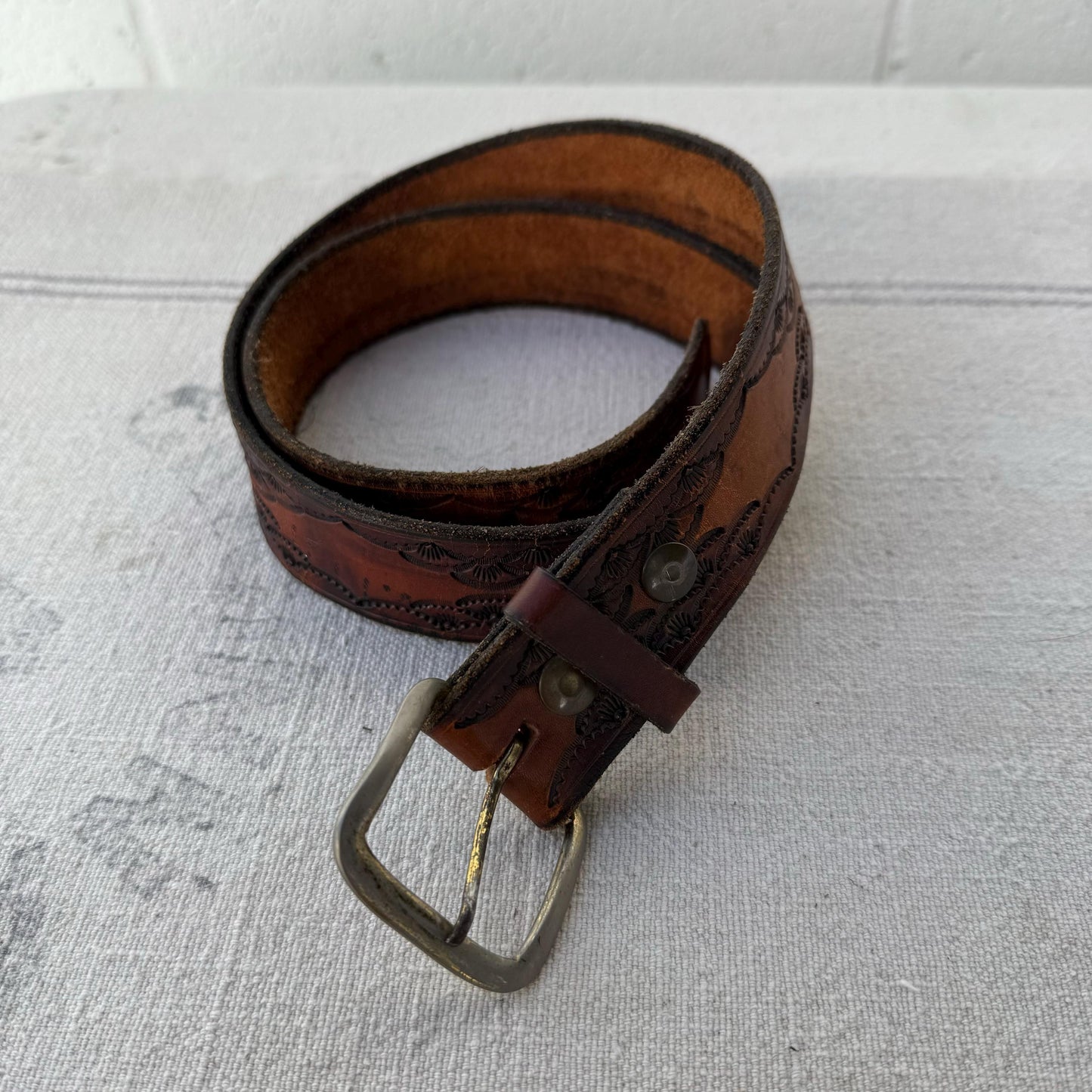 1970s Tooled Brown Leather Belt sz.34