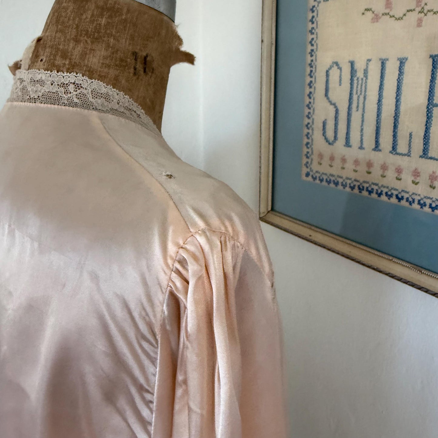 1940s Pale Pink Lace Trimmed Silk Rayon Bed Jacket L