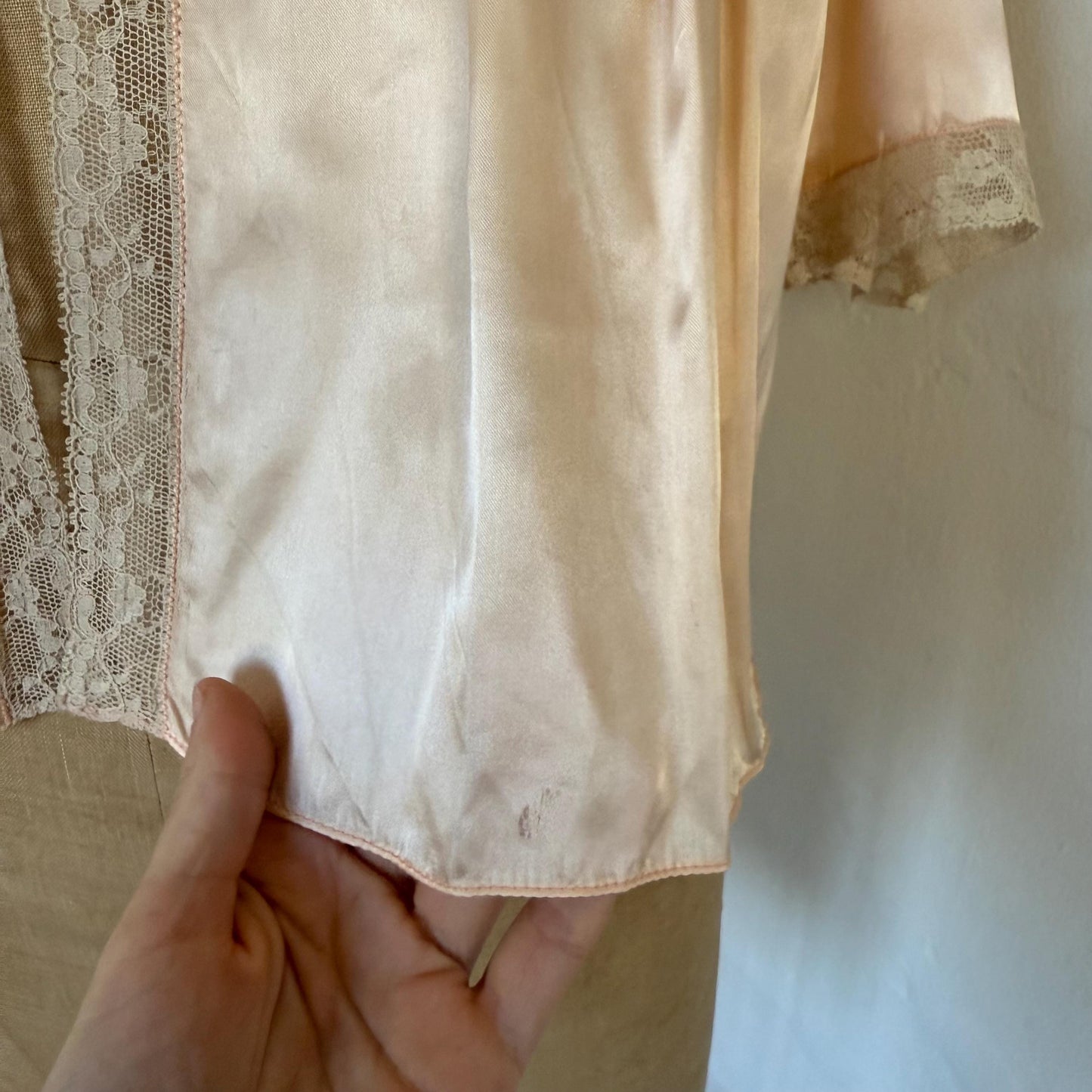 1940s Pale Pink Lace Trimmed Silk Rayon Bed Jacket L