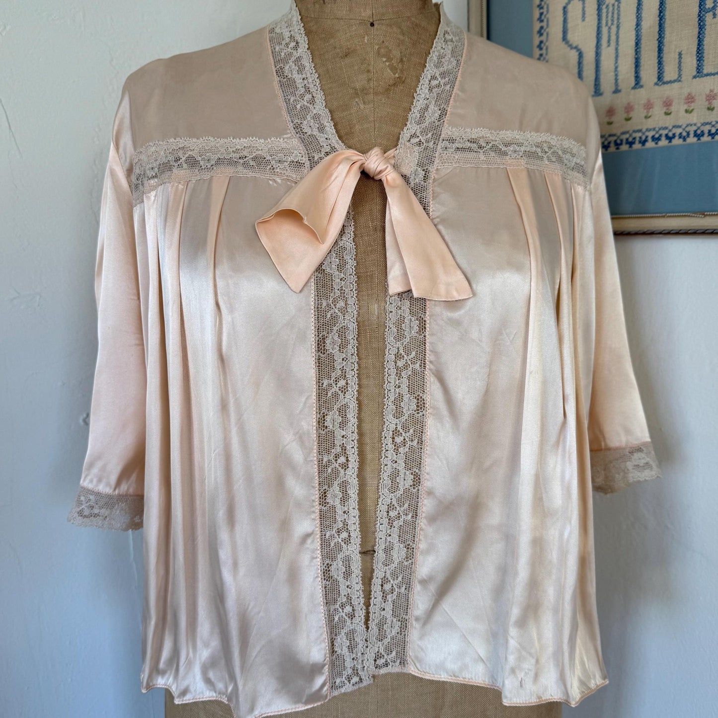 1940s Pale Pink Lace Trimmed Silk Rayon Bed Jacket L