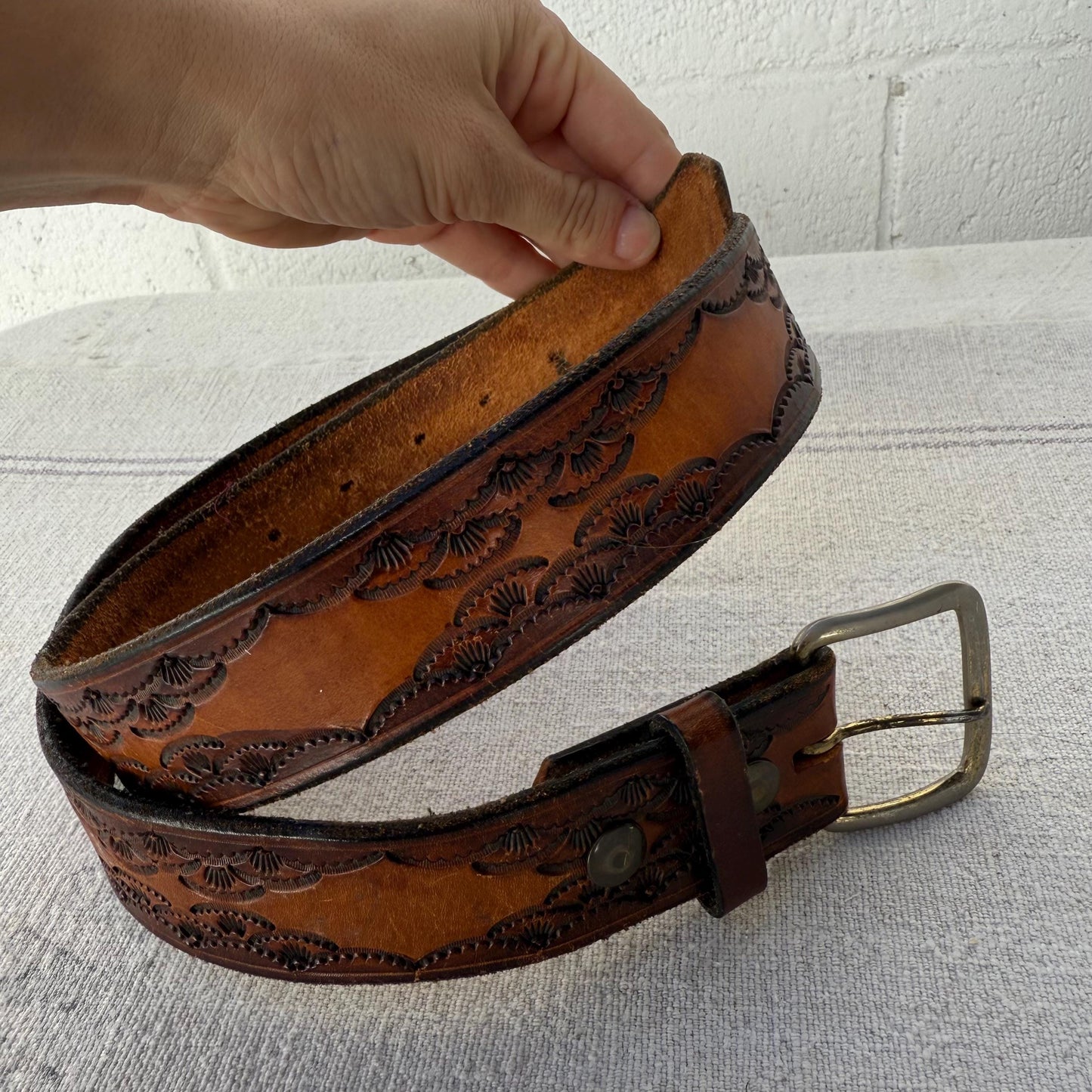 1970s Tooled Brown Leather Belt sz.34