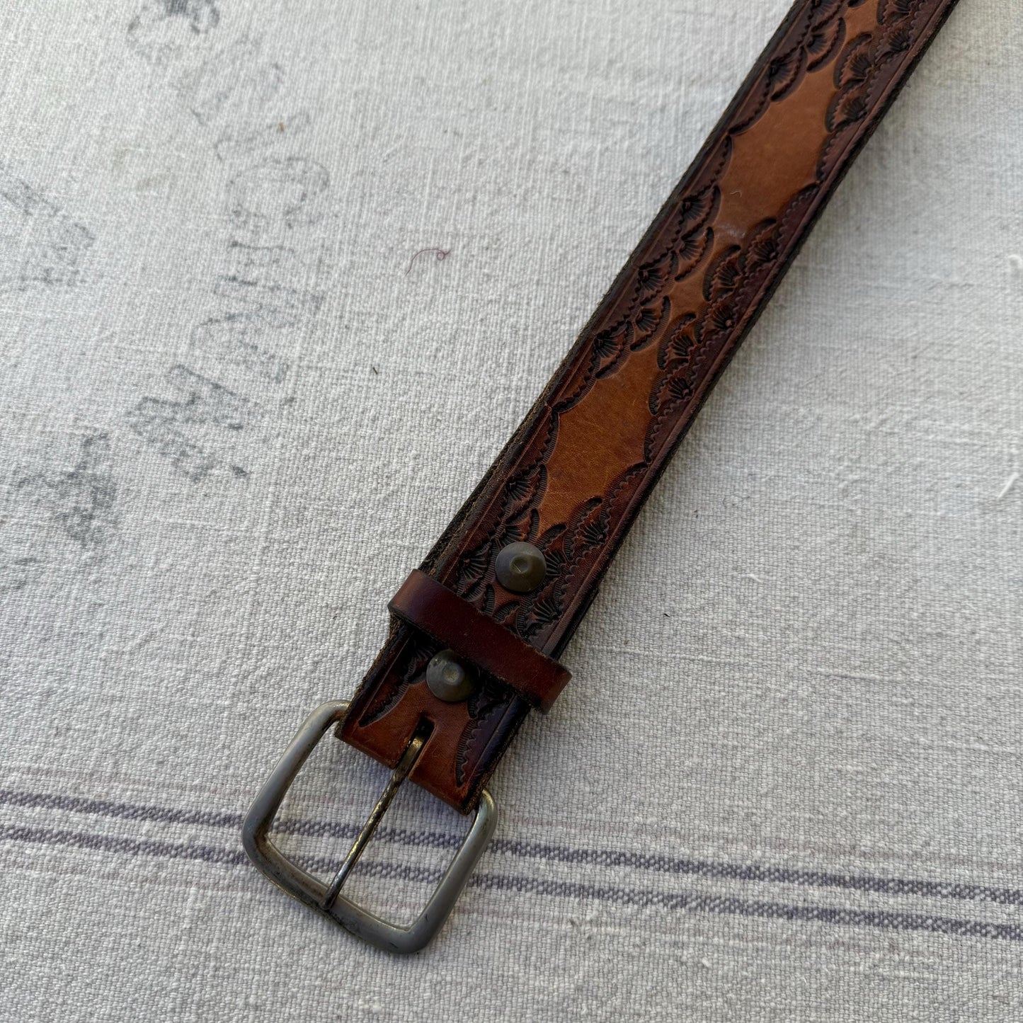 1970s Tooled Brown Leather Belt sz.34