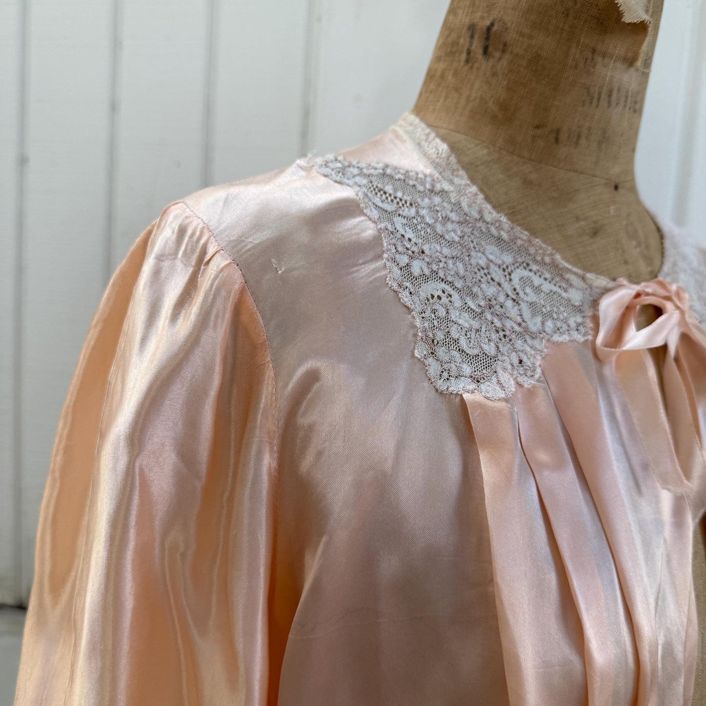 1940s Pink Lace Trimmed Silk Rayon Pleated Bed Jacket M As-Is