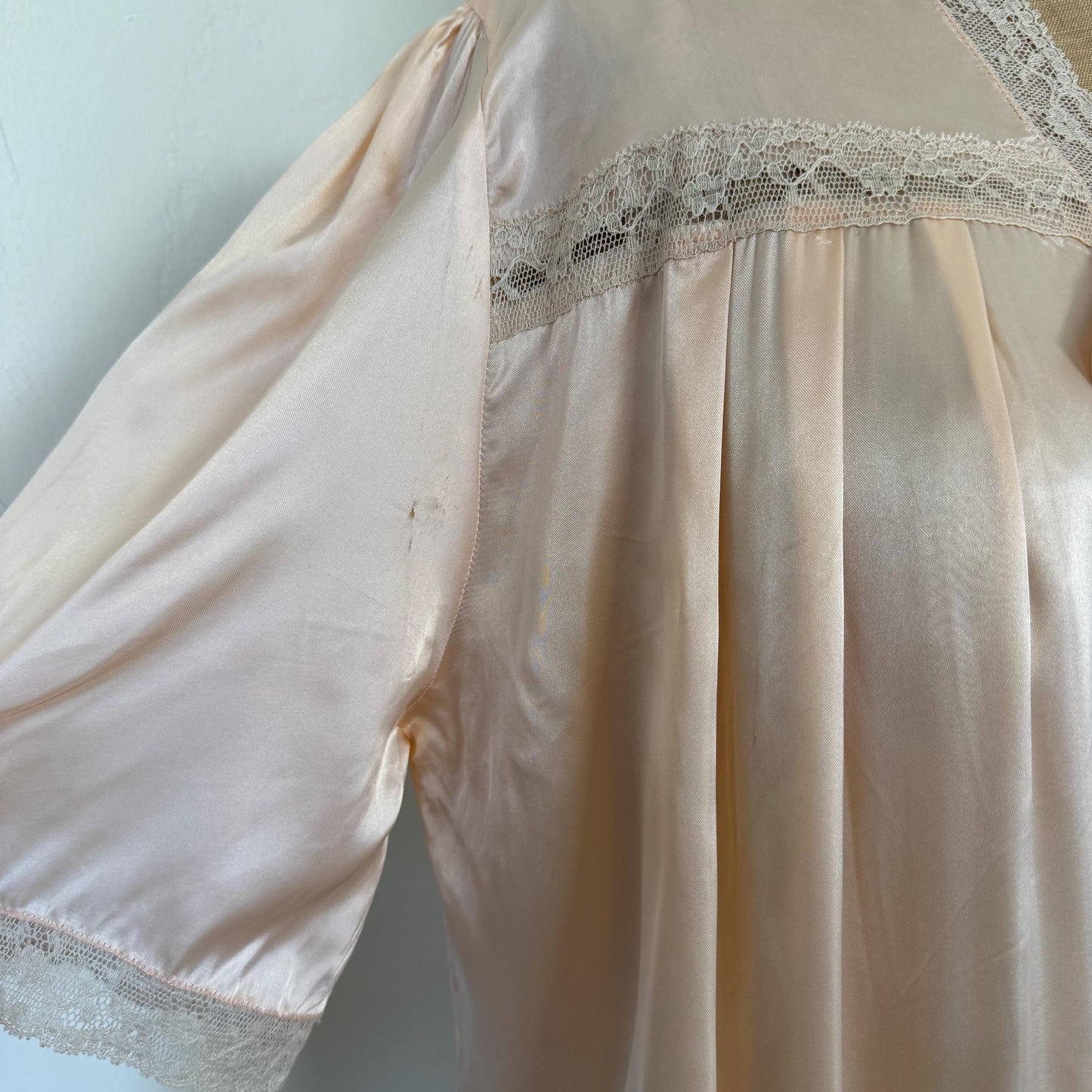 1940s Pale Pink Lace Trimmed Silk Rayon Bed Jacket L