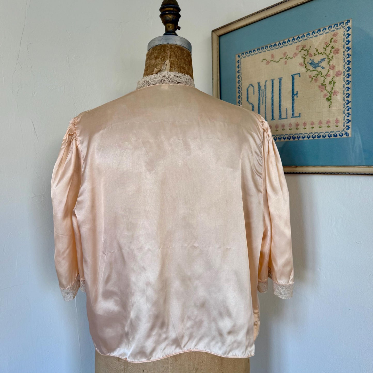 1940s Pale Pink Lace Trimmed Silk Rayon Bed Jacket L