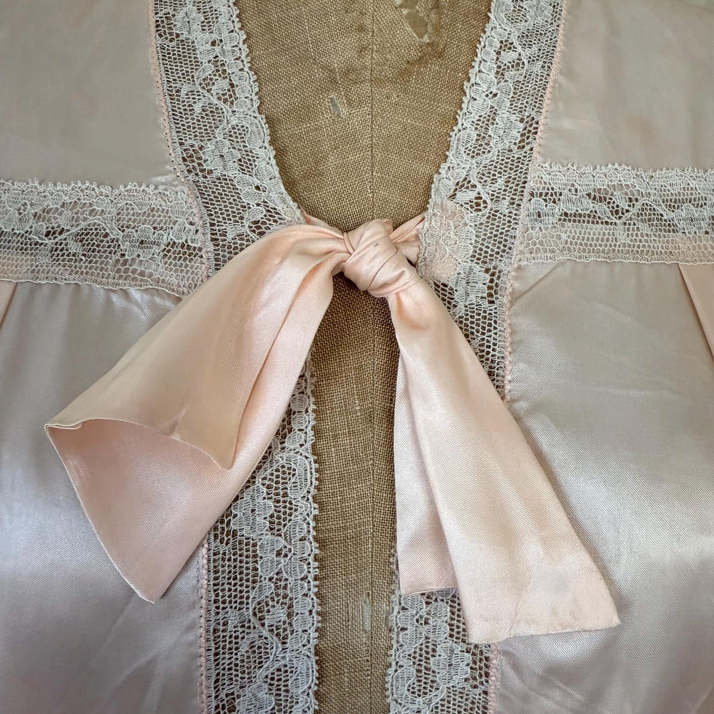 1940s Pale Pink Lace Trimmed Silk Rayon Bed Jacket L