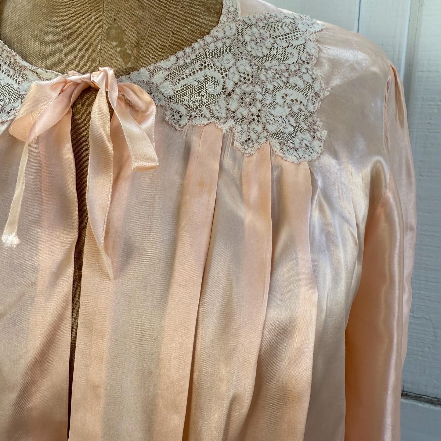 1940s Pink Lace Trimmed Silk Rayon Pleated Bed Jacket M As-Is